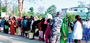 नेपाल-भारत सीमा नाकाबाट हुल बाँधेर मानिसहरु भित्रिँदै नेपाल-भारत सीमा नाकाबाट हुल बाँधेर मानिसहरु भित्रिँदै