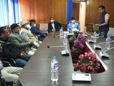२० वर्ष पुराना गाडी चलाउन पाउनु पर्ने यातायात व्यवसायीको माग २० वर्ष पुराना गाडी चलाउन पाउनु पर्ने यातायात व्यवसायीको माग