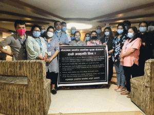 प्राइम लाइफ इन्स्योरेन्सका कर्मचारीहरुले कालो व्यानर सहित कार्यालय परिसर भित्रै विरोध जनाए