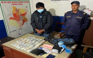 गगनगौंडाबाट १ लाख ९४ हजार २ सय अमेरिकी डलर सहित १ जना पक्राउ गगनगौंडाबाट १ लाख ९४ हजार २ सय अमेरिकी डलर सहित १ जना पक्राउ