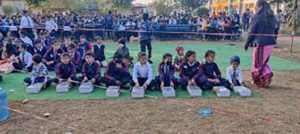 हिमालयन बैंकद्वारा विद्यार्थीलाई छात्रवृत्ति र स्टेसनरी प्रदान