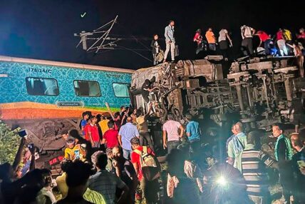 भारतको उडिसामा भयानक रेल दूर्घटनाः २३० बढीको मृत्यु, ९ सय बढी घाइते
