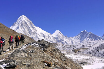 सात नेपाली र पाँच विदेशीले शनिबार अन्नपूूर्णको चुुचुरो चुमे