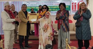 ईश्वरमान स्मृति सिर्जनशिल पत्रकारिता पुरस्कार साहित्यकार उषा शेरचनलाई प्रदान