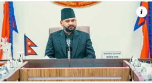 निर्माण व्यवसायीसँग संवाद गर्दै प्रधानमन्त्री शाह