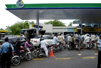 पाकिस्तानमा पेट्रोलको मूल्य प्रतिलिटर ३९३ पुग्यो