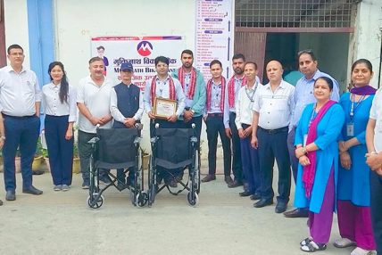 मुक्तिनाथ विकास बैंकद्वारा विभिन्न संस्थालाई ह्विलचेयर हस्तान्तरण