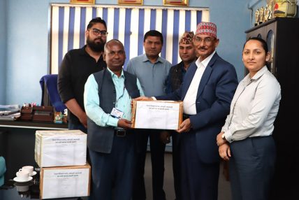 नेपाल मेडिकल कलेजद्वारा हजयात्रीलाई स्वास्थ्य सामग्री प्रदान