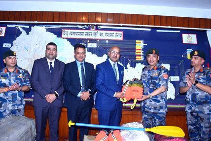 सन नेपाल लाइफद्वारा सशस्त्र प्रहरी बललाई विपद् व्यवस्थापनका लागि उद्धार सामग्री हस्तान्तरण