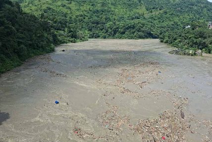 त्रिशूली र नारायणी नदी किनारमा शव खोज्ने काम निरन्तरः भेटियो ६४ शव