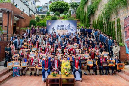 नेशनल लाईफ इन्स्योरेन्सको “रेजिङ द बार, रिडिफाइनिङ सक्सेस” ः व्यवसाय विस्तारसंगै उत्कृष्ट शाखा र कर्मचारी सम्मानित