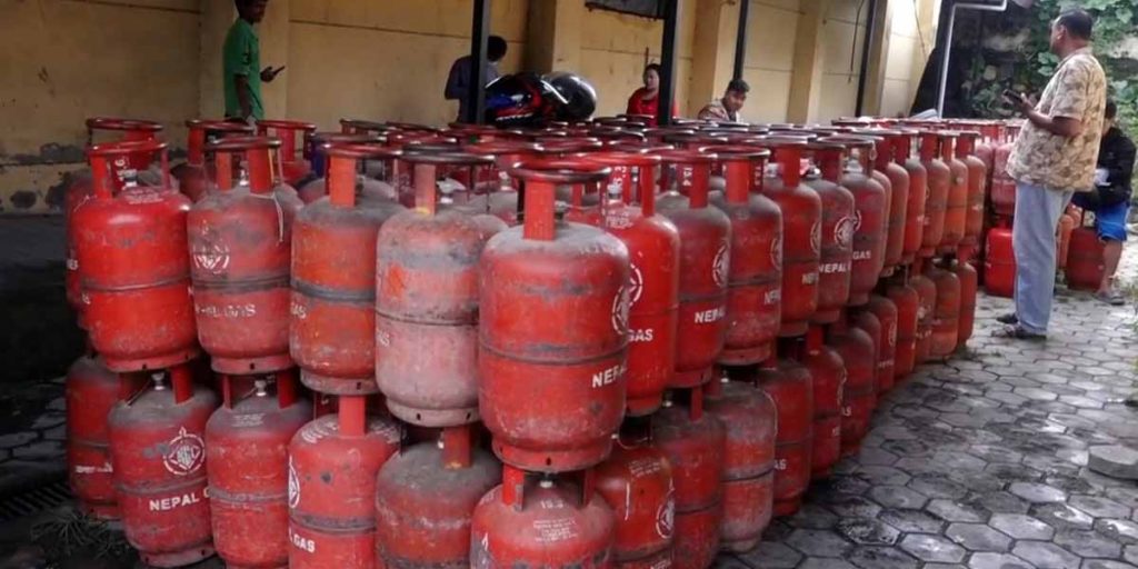 ग्यासको कालोबजारी रोक्न उपत्यकाका डिपोमा सादा पोसाकका प्रहरी खटाइने