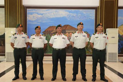 प्रधान सेनापतिद्वारा दर्ज्यानी चिन्ह प्रदान