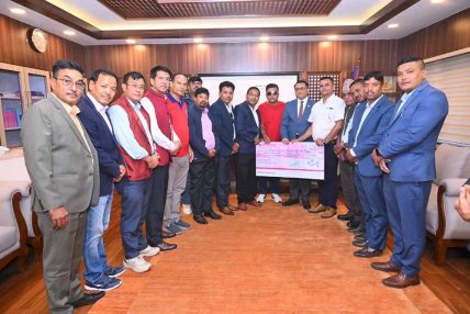 बाढीपहिरो प्रभावितका लागि फास्ट फुड एशोसिएशन नेपालको ३ लाख ३ हजार ३ सय ३३ रुपैयाँ सहयोग