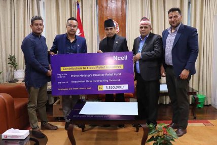 भोटेकोशी बाढीप्रभावितका लागि एनसेल कर्मचारीद्वारा ३३ लाख ५० हजार सहयोग