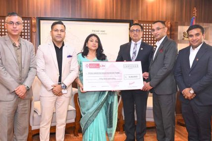 प्रधानमन्त्री दैवी प्रकोप उद्दार कोषमा प्रभु महालक्ष्मी लाइफ इन्स्योरेन्सको एकाउन्न लाख सहयोग