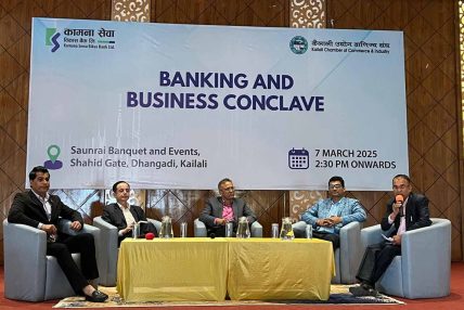 कामना सेवा विकास बैंकद्वारा सिटी सफारी ड्राइभरलाई भिजिबिलिटी ज्याकेट हस्तान्तरण