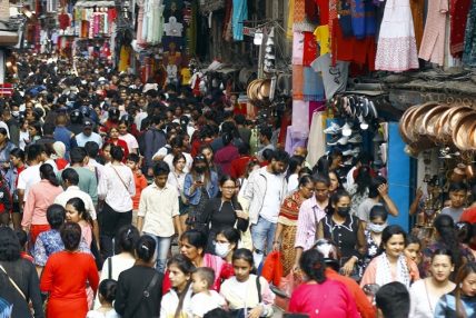 चाडपर्व नजिकिएसँगै बजारमा बढ्यो चहलपहल