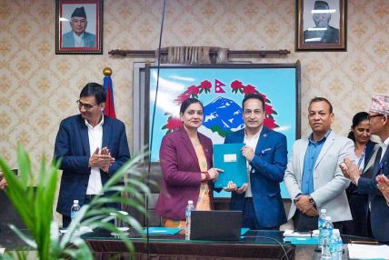 मन्त्री मेहताद्वारा ६ स्वास्थ्य विज्ञान प्रतिष्ठानका उपकुलपतिसँग कार्यसम्पादन सम्झौता