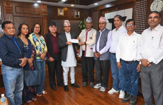 सुवा बाढीपीडितका लागि डिप्लोमा इन्जिनियर्स एशोसियसनको सहयोग, अर्थसचिवलाई हस्तान्तरण
