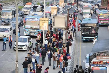 दशैँको बिदा सकिएसँगै काठमाडौँ फर्कने सर्वसाधारणको चाप